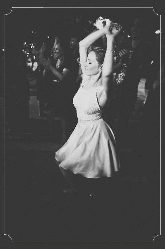 הכלה קשת נהנת בריקודים! צילום: אפרת ציון.