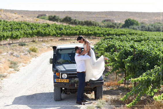 רכב החתונה יכול להפוך לאביזר מושלם לצילומים. צילום: בן קלמר.