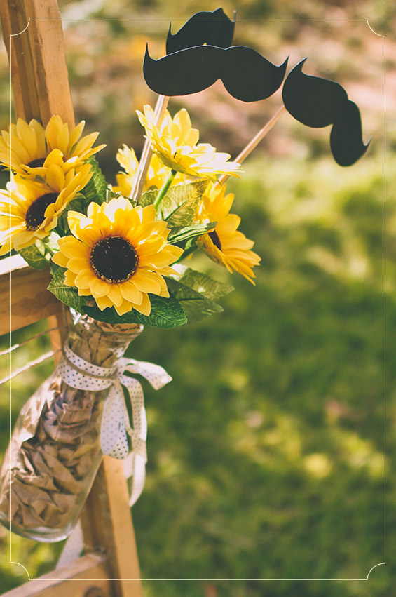 את עמדת הפולארויד אפשר לקשט באמצעות פרחים ואביזרי צילום.