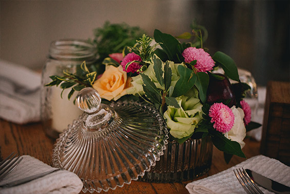 כלי זכוכית בסגנון וינטג' עם פרחים יפים