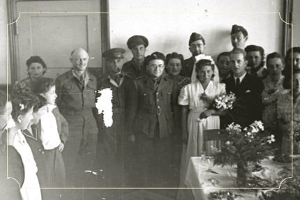 חתונה ראשונה במחנה העקורים לאחר השחרור. ברגן-בלזן, גרמניה 1945.