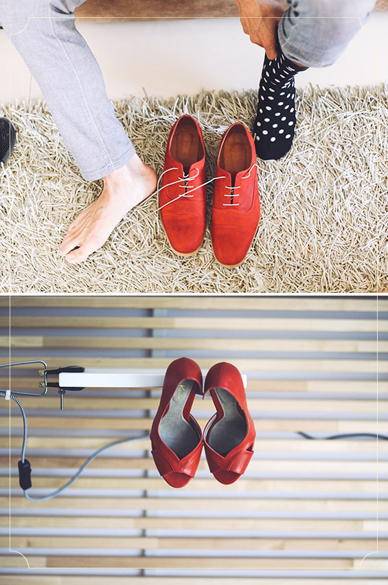 נעליים וגרביים לא שגרתיים עבור החתן יוסיפו צבע לתמונות.