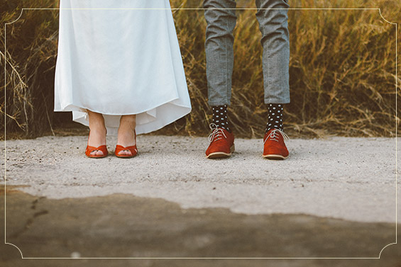 צילום של נעלי החתן והכלה, במיוחד אם הם בצבעים תואמים, תמיד יעשה את העבודה!