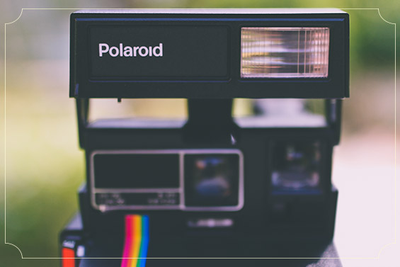 עמדת הפולארויד מבוססת על שימוש במצלמות פולארויד אמיתיות.