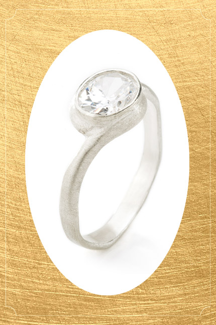 טבעת זהב לבן, חיתוך בריליאנט בשיבוץ כוס של הידרה, צילום: רועי מזרחי