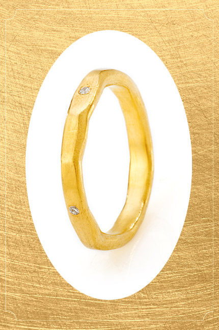 טבעת זהב צהוב עם שיבוץ שקוע של יהלומים קטנים של הידרה, צילום: רועי מזרחי