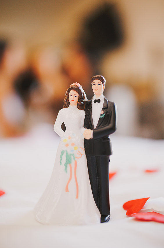 הדמויות שעל עוגת החתונה