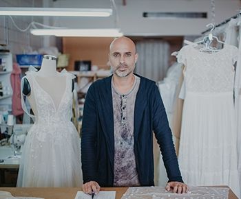 חולם לעצב שמלת כלה (גלאמית ובוהמיינית) לריהאנה: ראיון עם שלומי יקיר