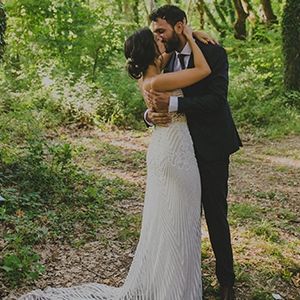 סטייל פסטורלי בלב היער: החתונה היוונית של בברלי ושי