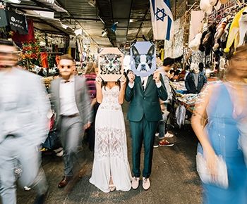 חתן ברזילאי עם חליפה ירוקה(!) וכלה ישראלית שהיא הכי גורג׳ס