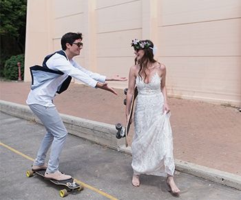 סקייטבורד בצילומים ויחפים בחופה: כך נראית חתונה של זוג מגניב במיוחד