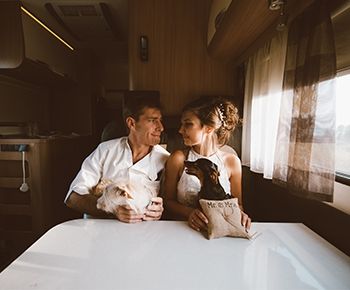נסיעה בקרוואן וצילומים ליד ערימת גרוטאות: קבלו חתונה אורבנית על-אמת