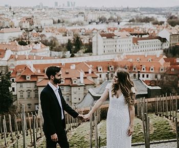 שיק אירופאי אמיתי: כך נראית חתונה קסומה ואינטימית בפראג