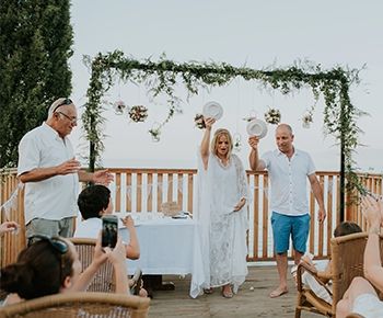 שמש, ים, מסיבות וטברנה: כך נראה סופ&quot;ש חתונה חלומי בקפריסין