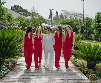 יש כאן הכל: כלה בג׳ינס, מלוות באוברולים אדומים וחתונה יוונית אותנטית