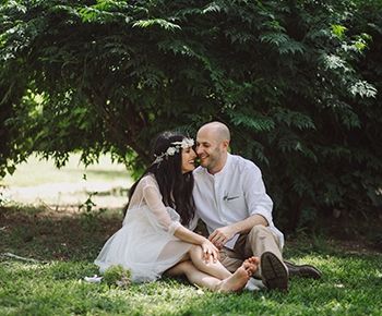 מתחת לעץ הזית: חתונה קסומה ומשפחתית בחצר של ההורים