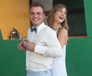 בנעלי טורקיז וז'קט ג'ינס: החתונה הקולית של רוני וערן